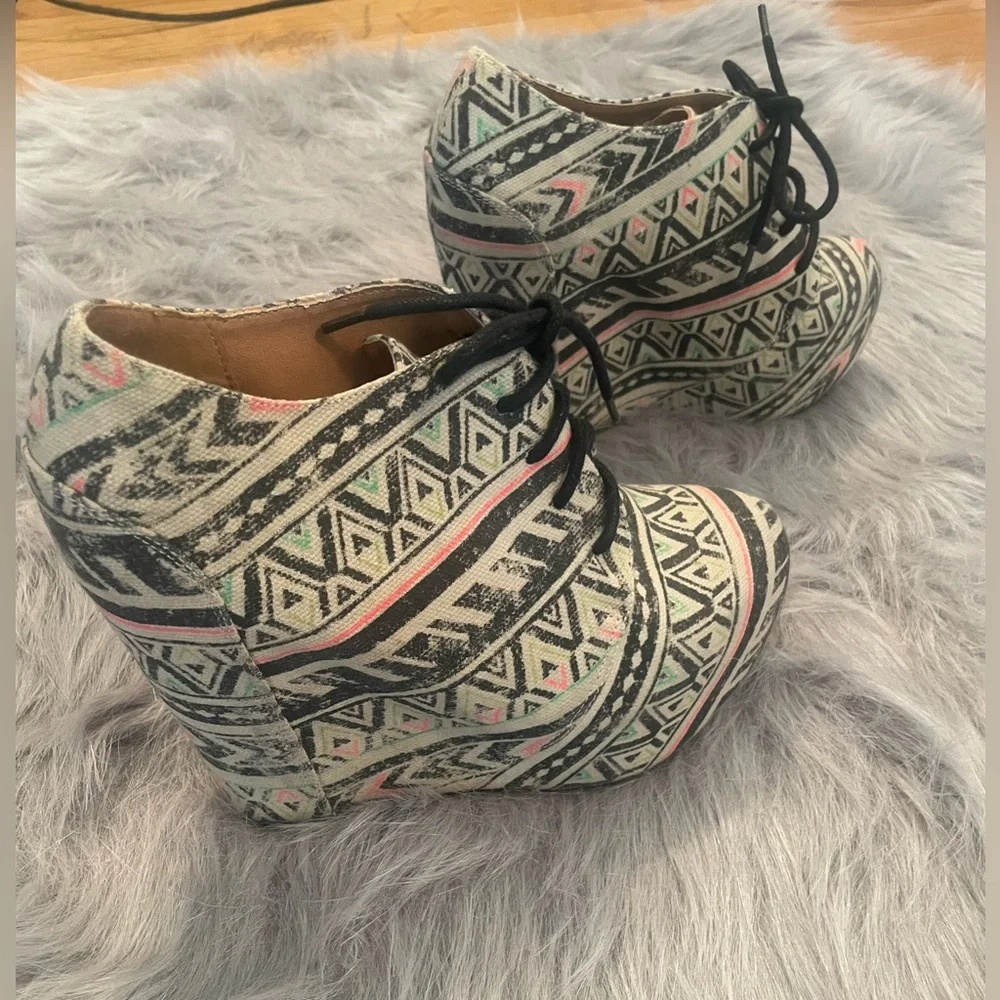 Shi Distressed wedges - Picture 2 of 3